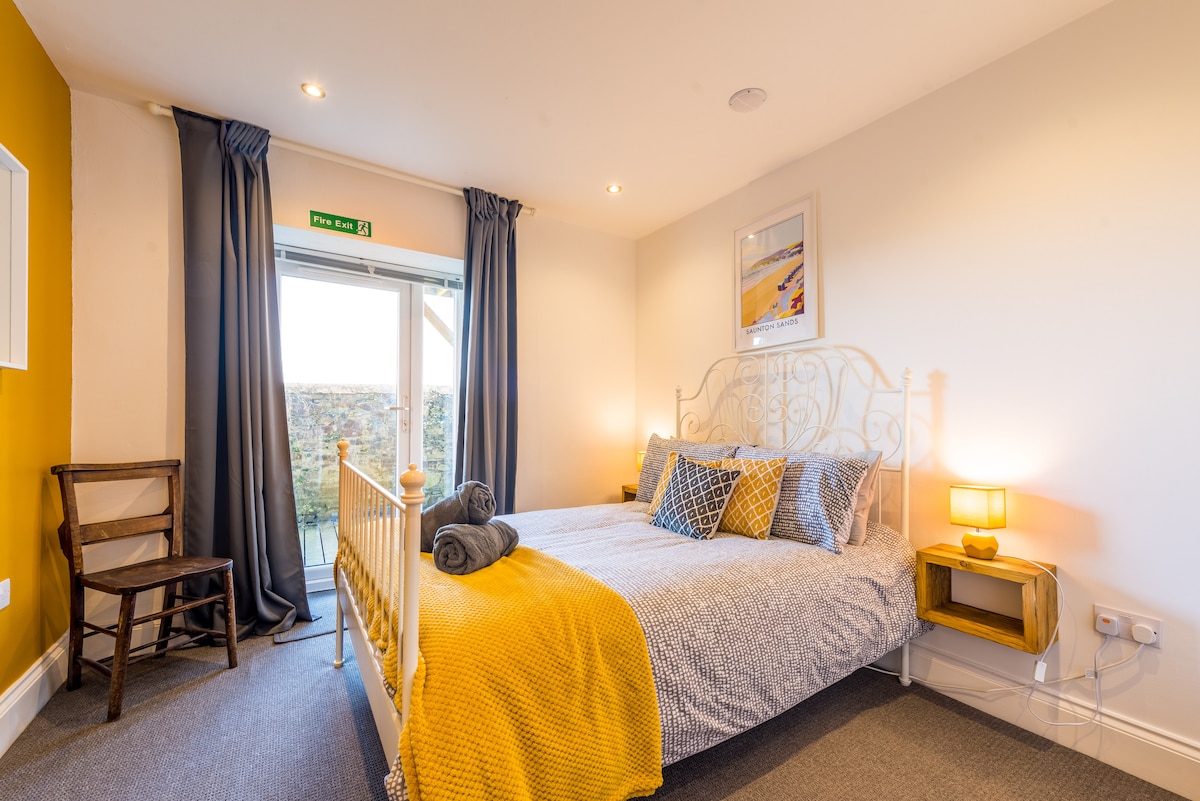 Спалня 4
1 двойно легло, 1 единичнo леглo
Капацитет: 3 нощувки