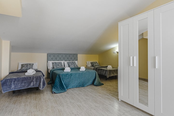 בחדר שינה3 יש מיטה זוגית ושתי מיטות יחיד.