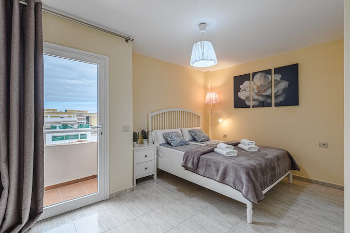 בחדר שינה1  יש מיטה זוגית וחדר רחצה.