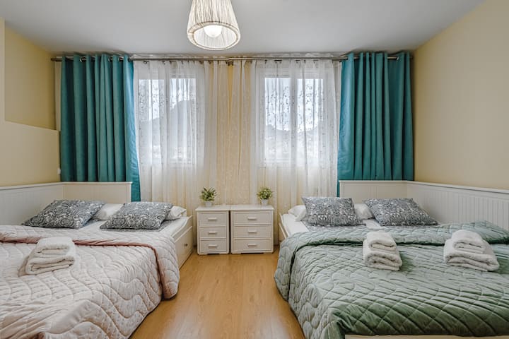 בחדר שינה2 יש שתי מיטות כפולות (מקום ל -4)