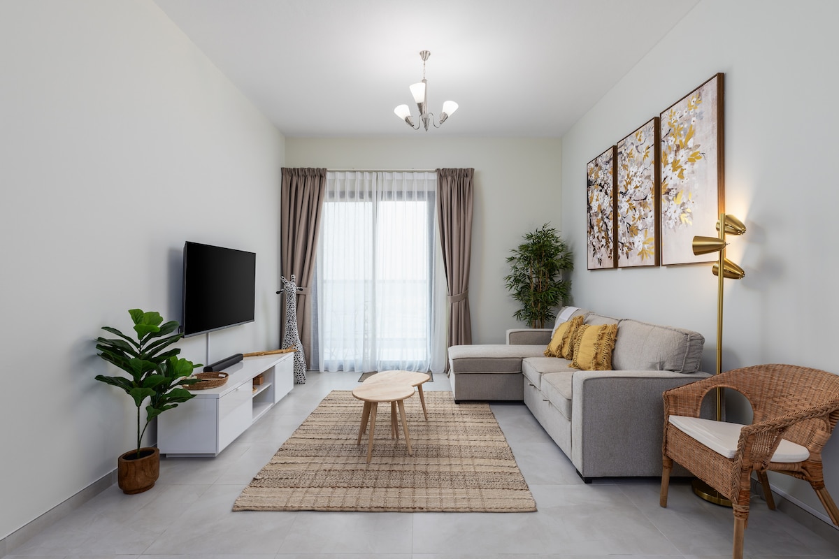 Top performing Airbnb: Stylish 1BR Close to IMG World & Global Village in Wadi Al Safa 3