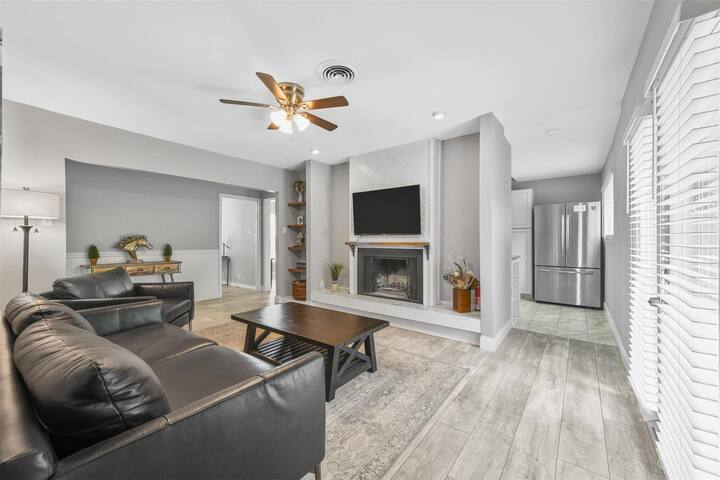 Ridglea Retreat! gallery image 3