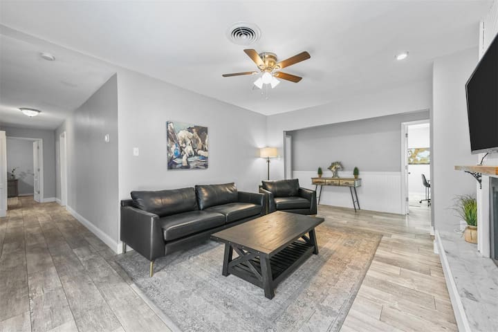 Ridglea Retreat! gallery image 4