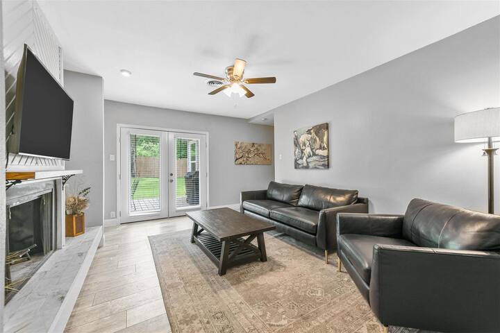 Ridglea Retreat! gallery image 2