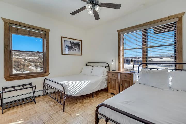 ห้องนอนนี้เหมาะสำหรับเด็กๆมีฟูกนอนขนาดใหญ่ 2 หลังพัดลมเพดานและมู่ลี่ที่ทำให้ห้องมืดเพื่อให้นอนหลับสบายตลอดทั้งคืน