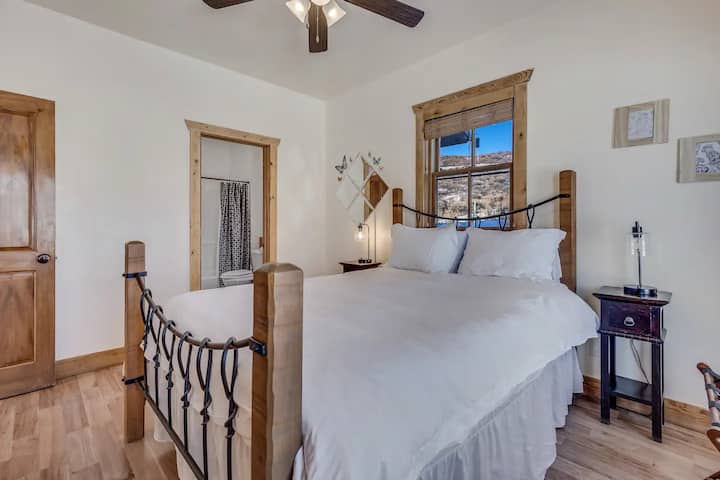 เปิดโคมไฟข้างเตียงและเปิดหน้าหนังสือเล่มโปรดของคุณก่อนที่จะนั่งลงบนที่นอนที่สะดวกสบายเพื่อการนอนหลับสบายๆ