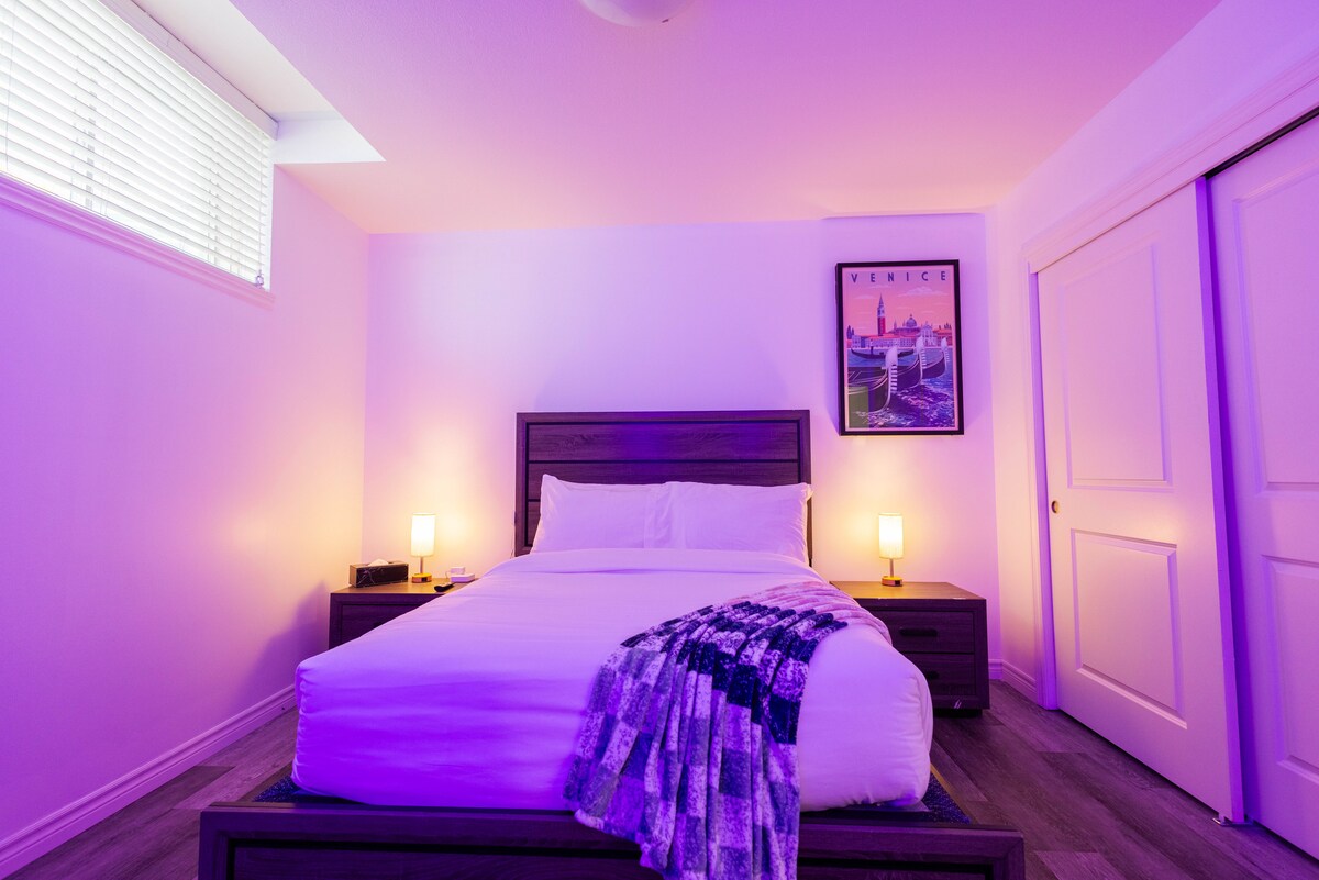 Chumba cha kulala chenye starehe kilicho na kitanda aina ya queen, mwanga mzuri wa mazingira na sanaa maridadi ya ukutani ya "Venice" inayoongeza mguso wa kustarehesha uliohamasishwa na usafiri.