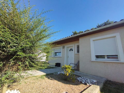 Air-conditioned house, garden, free parking