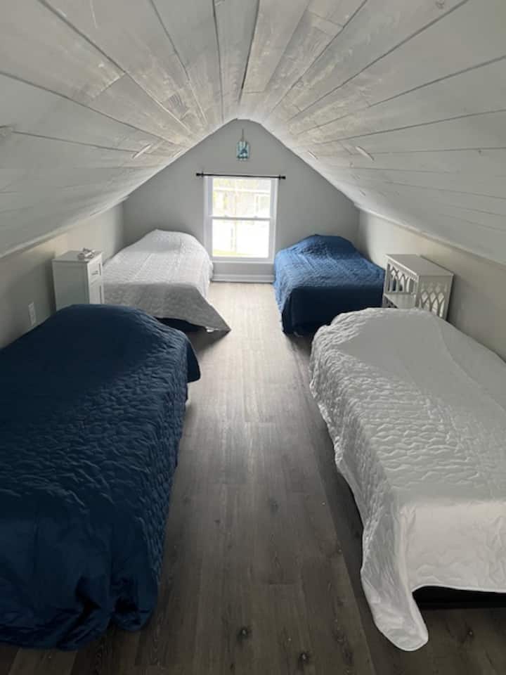 לופט בקומה העליונה עם 4 תאומים