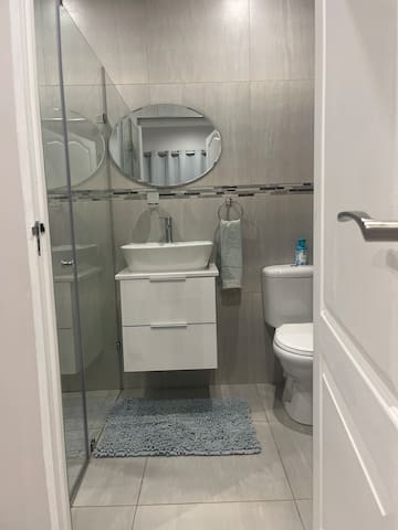 “Modern 3 bedroom Urban Getaway” gallery image 3