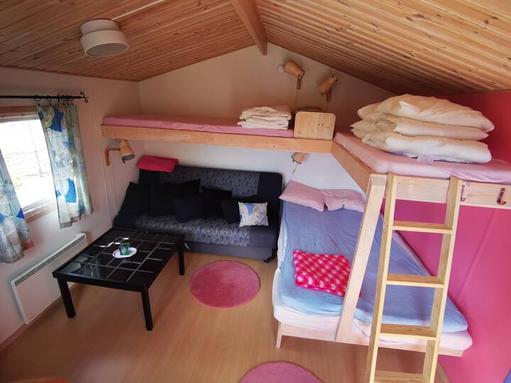 Nyumba 2 za mbao za kulala: nyumba za mbao zinafanana lakini zimepambwa kwa rangi tofauti
Kila nyumba ya mbao inalala angalau 4.