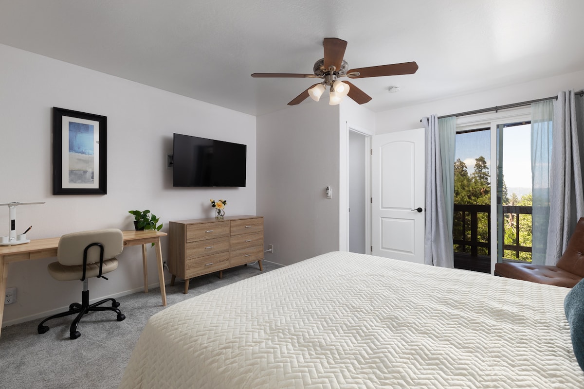 La camera principale dispone di un balcone privato con vista mozzafiato