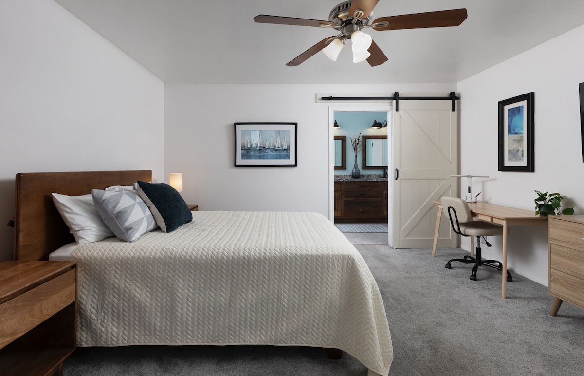 La camera da letto principale è luminosa con zona lavoro dedicata e TV