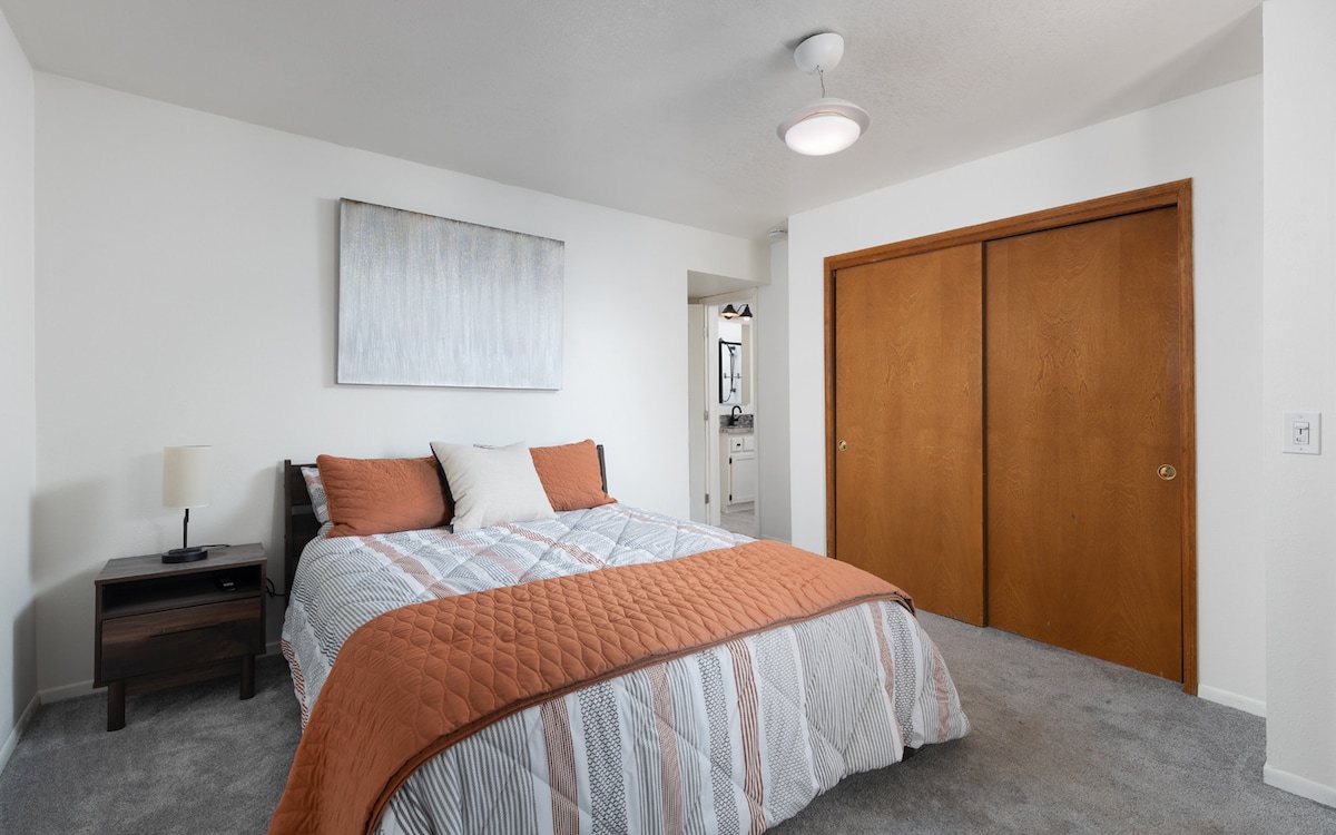 Camera degli ospiti al piano inferiore con bagno annesso