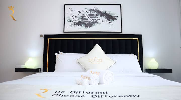 Vstúpte do pokojného útočiska so spálňou navrhnutou pre maximálne pohodlie a sofistikovaný oddych.