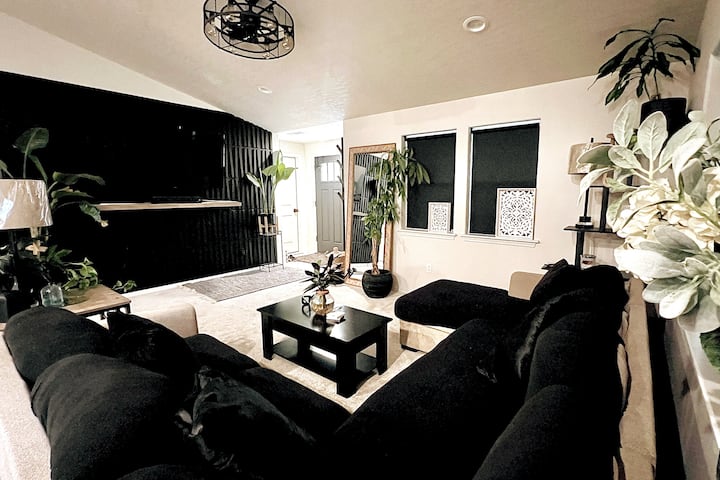 New Modern Home In West Yakima With Hot Tub - Yakima, WA