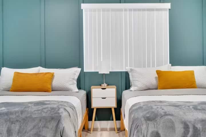 Quarto espaçoso com 2 camas queen size.