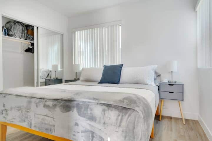 Quarto espaçoso com cama king size.