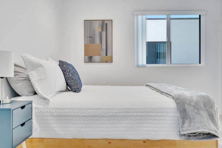Quarto espaçoso com cama king size.