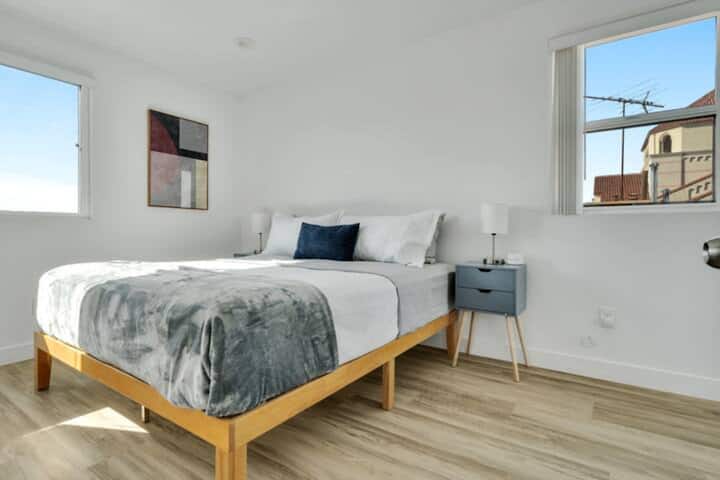 卧室宽敞，配有一张加大双人床，自然光线充足。