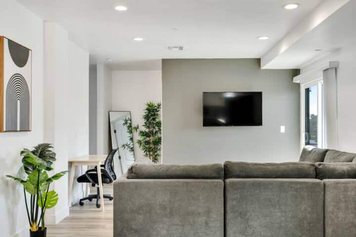 开放式客厅，配有部分沙发和电脑桌。