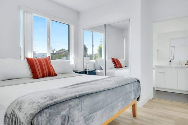 宽敞的卧室，配备加大双人床。
