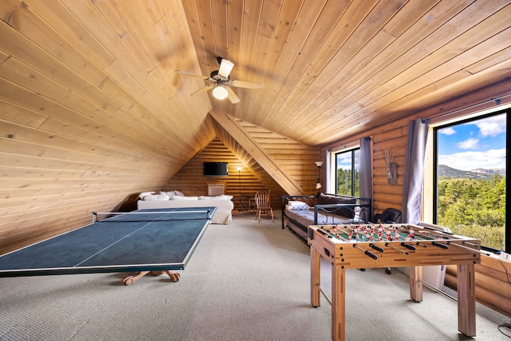 Ова е просторот над гаражата. Се дуплира како игротека и спална соба. Покрај телевизорот има кауч во форма на буквата L кој има кревет на извлекување (вклучувајќи и преклопена даска за да биде поудобен), како и дневен кревет и кревет со тркалца.