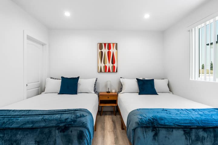 استمتع بسريرين كبيرين بحجم كوين.