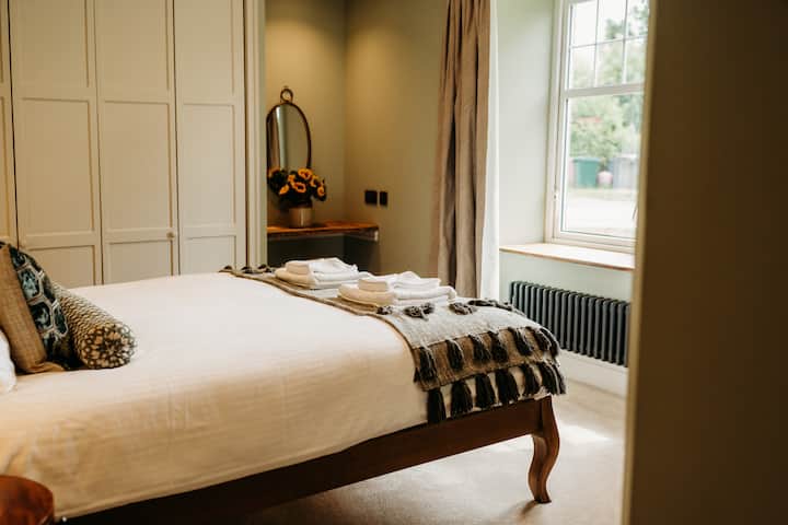 The main bedroom of No1 Burgie Mains. S spavaćom sobom s bračnim krevetom, velikim ormarom i odijelom. 
Tradicionalna seoska kućica, lijepo renovirana. 2 spavaće sobe (za 4 osobe). No1 Burgie Mains.