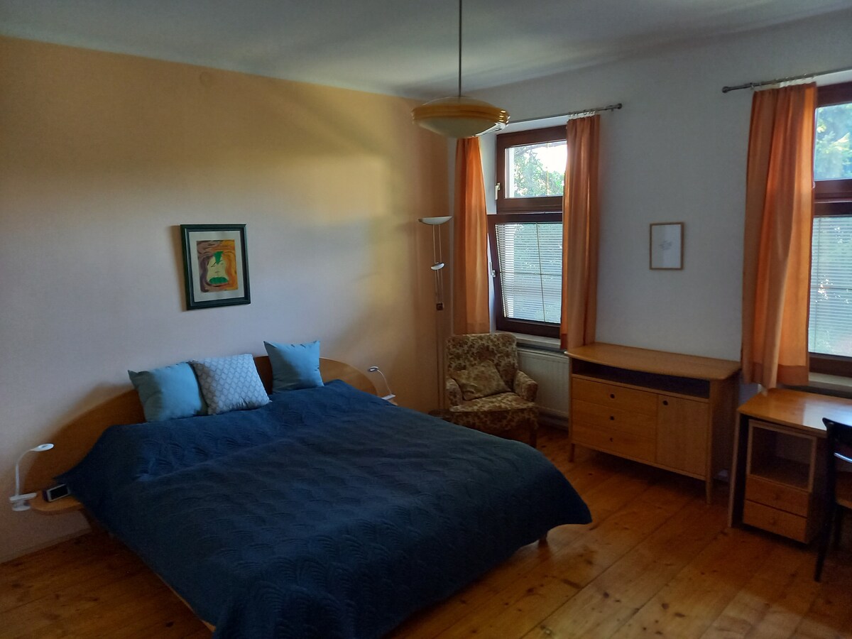 חדר השינה הנעים עם פינת עבודה ופינת קריאה. כולל הרבה ספרים לגלישה. גודל המיטה 180x200 ס"מ (2 מזרנים,  כל אחד ברוחב 90 ס"מ)