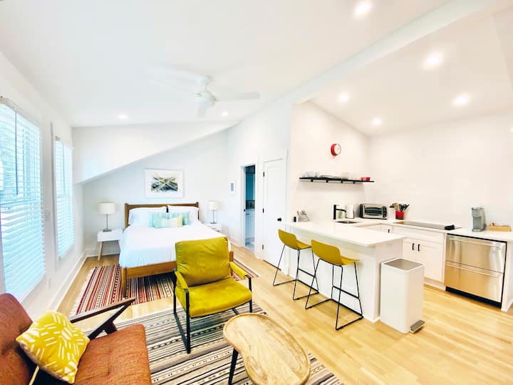 Vibrant Studio in Historic Grant Park