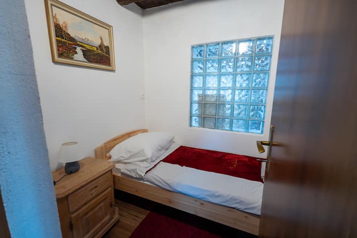 საძინებელი 1