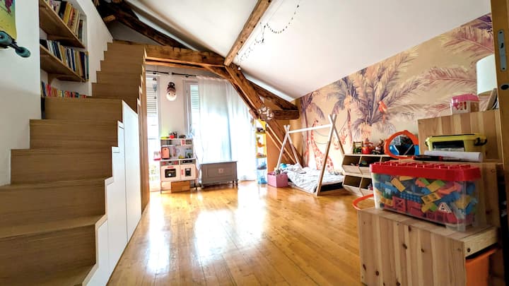 Camera per bambini luminosa e uno spazio di gioco creativo. Perfetto per famiglie! Letto piccolo montessori di 1m40

Un bagno privato è adiacente a questa stanza.