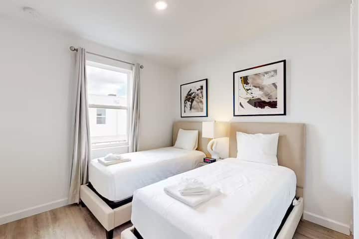 Dhoma gjumi të rehatshme me çarçafë dhe jorganë me cilësi hoteli për një natë të qetë gjumi.