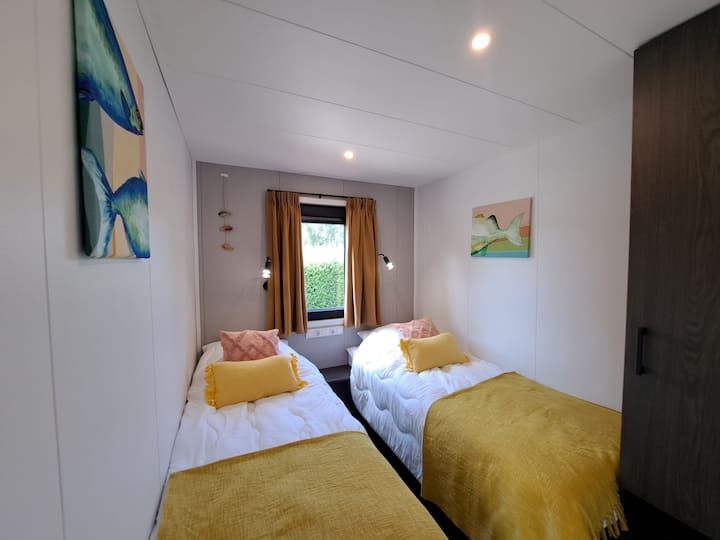 غرفتا نوم مع أسرّة مفردة