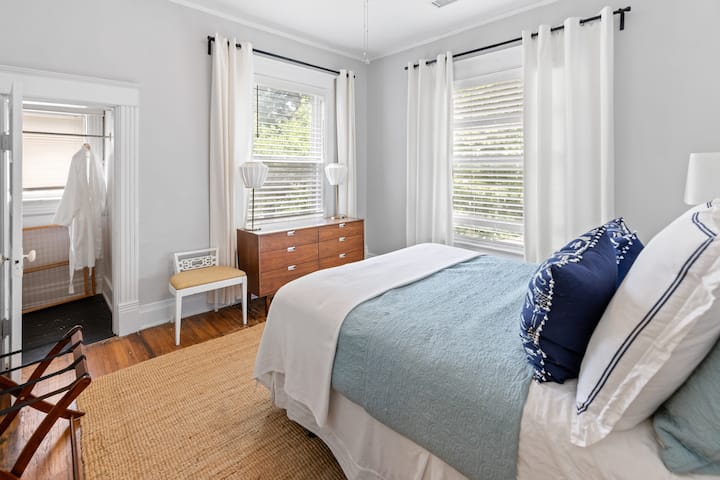 Bedroom with a queen size bed 