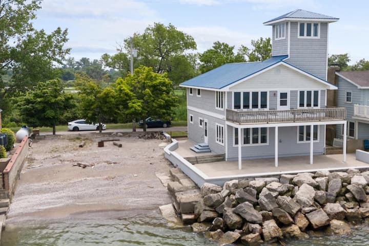 Lake Erie Water Front Home Private Beach w/ Tower