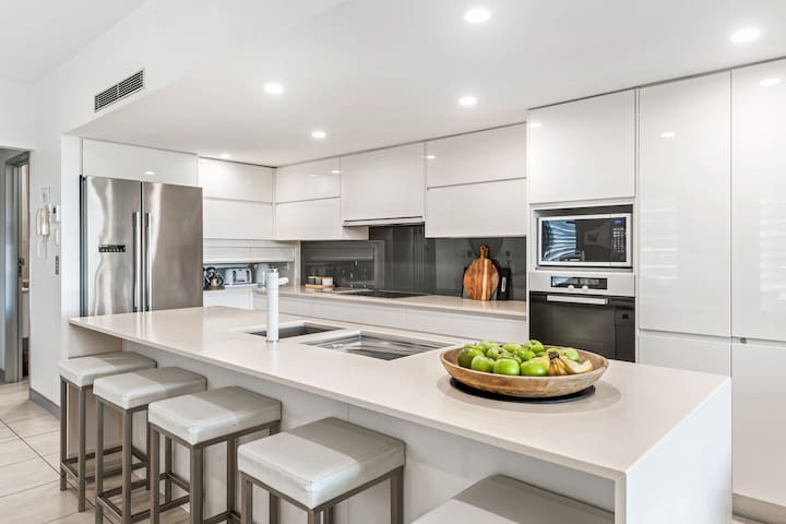 Alex Beach House (12 guests) 100 steps to the sand gallery image 3