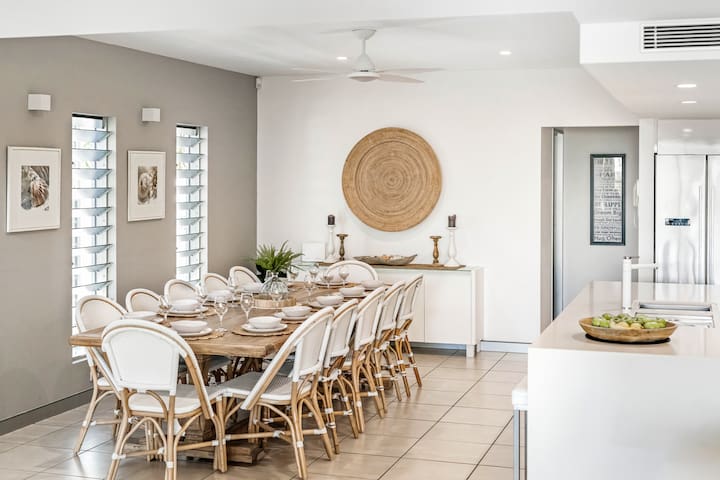 Alex Beach House (12 guests) 100 steps to the sand gallery image 4