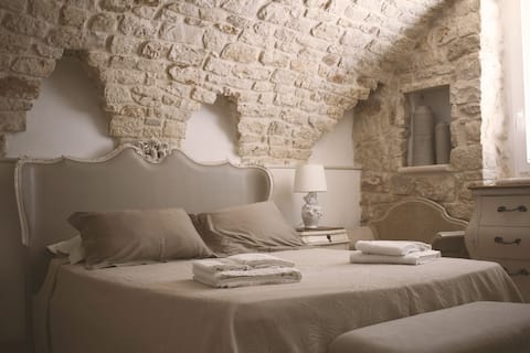 Annuncio Airbnb popolare: Le Dimore del Casalvecchio-Suite shower in room a Conversano