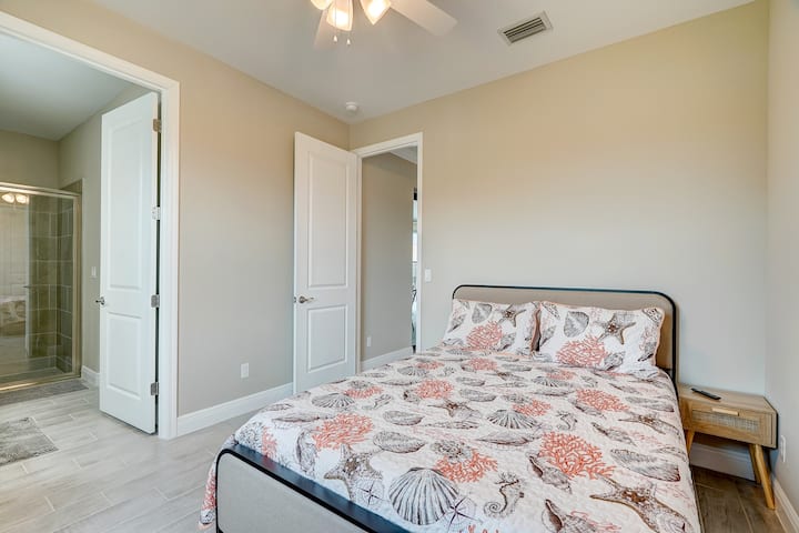 Spálňa s manželskou posteľou a pripojenou kúpeľňou s toaletou