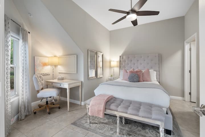 Dormitorio de invitados con cama tamaño queen, vestidor y baño adjunto.