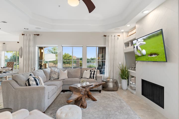 Una sala de estar cómoda y espaciosa ofrece un sofá en forma de "L" y un sillón para garantizar un lugar acogedor para que todos se relajen.