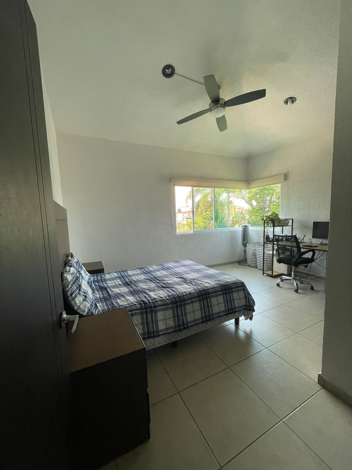 Dhoma e dytë me krevat dopio, banjë private dhe hapësirë pune.