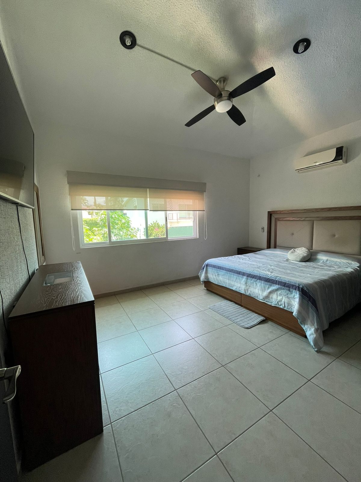 Dhomë gjumi kryesore me krevat dopio "king" dhe banjë më vete