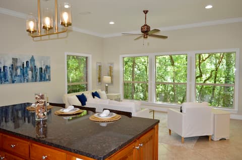 Oasis in Daphne – Entire Home with King Bed Suite