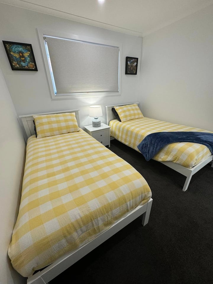 Chumba cha kulala cha 2 kina vitanda 2 vya starehe vya mtu mmoja na sehemu ndogo ya kabati la nguo kwa ajili ya nguo zozote za kuning 'inia. 