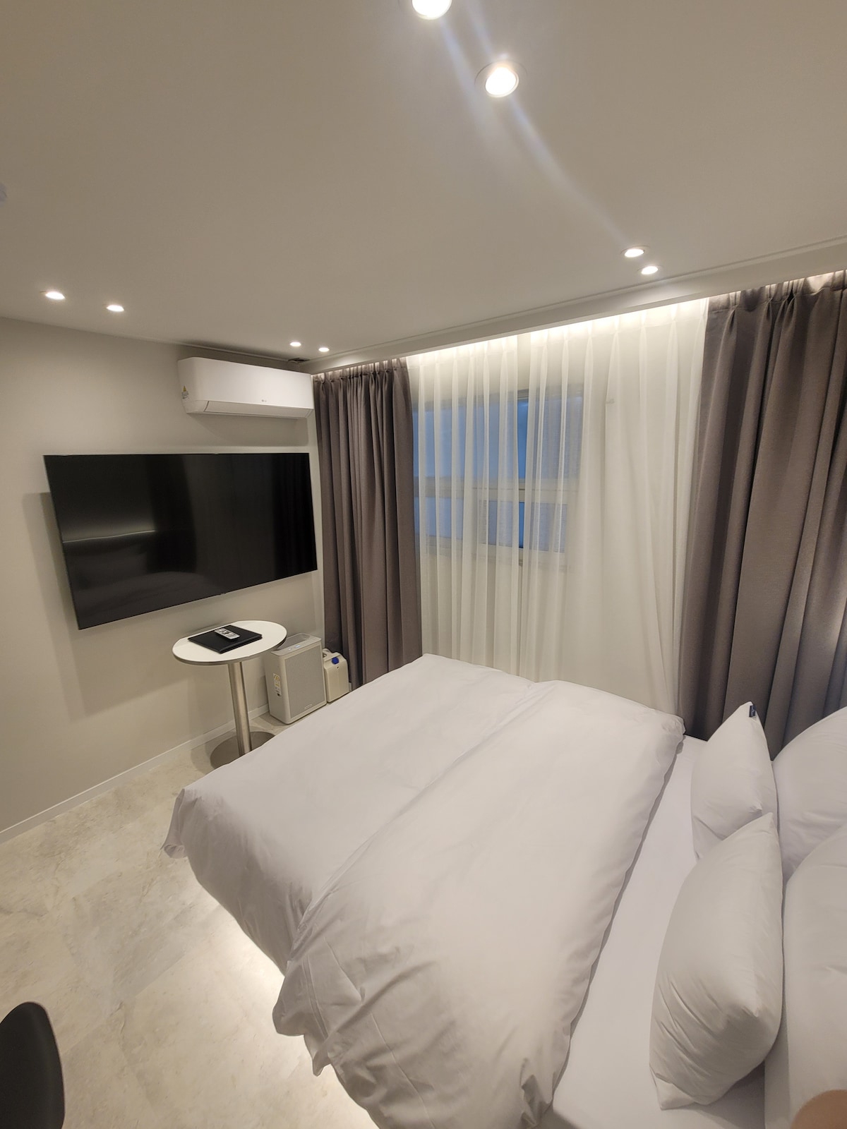 Možete naručiti dostavu i jesti za stolom, uživati u OTT-u (Disney Plus, Netflix, Wave itd.) i ležati na krevetu i uživati u njemu ugodno.
Možete udobno spavati i toplo uz deku od pačjeg krzna ~ 