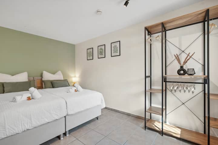 U otvorenom ormaru ima dovoljno prostora. Vješalice i police osiguravaju redoslijed u ormaru. Kreveti se po potrebi mogu postaviti pojedinačno ili kao bračni krevet. 