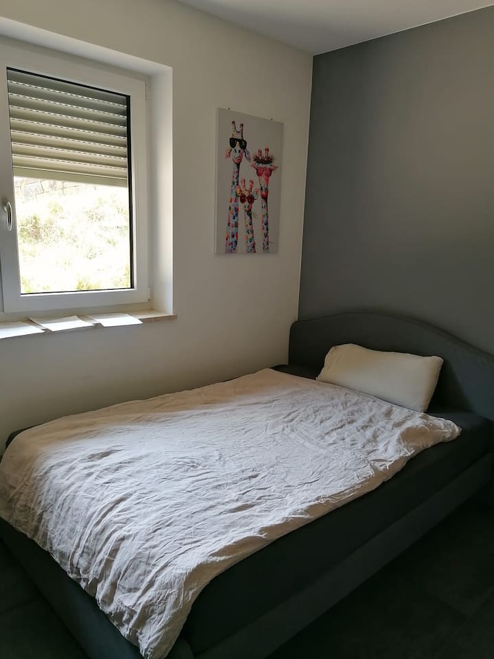 שנית, חדר שינה קטן (120 ס"מ x 200 ס"מ) עם מזרן נוסף שמאוחסן מתחת למיטה